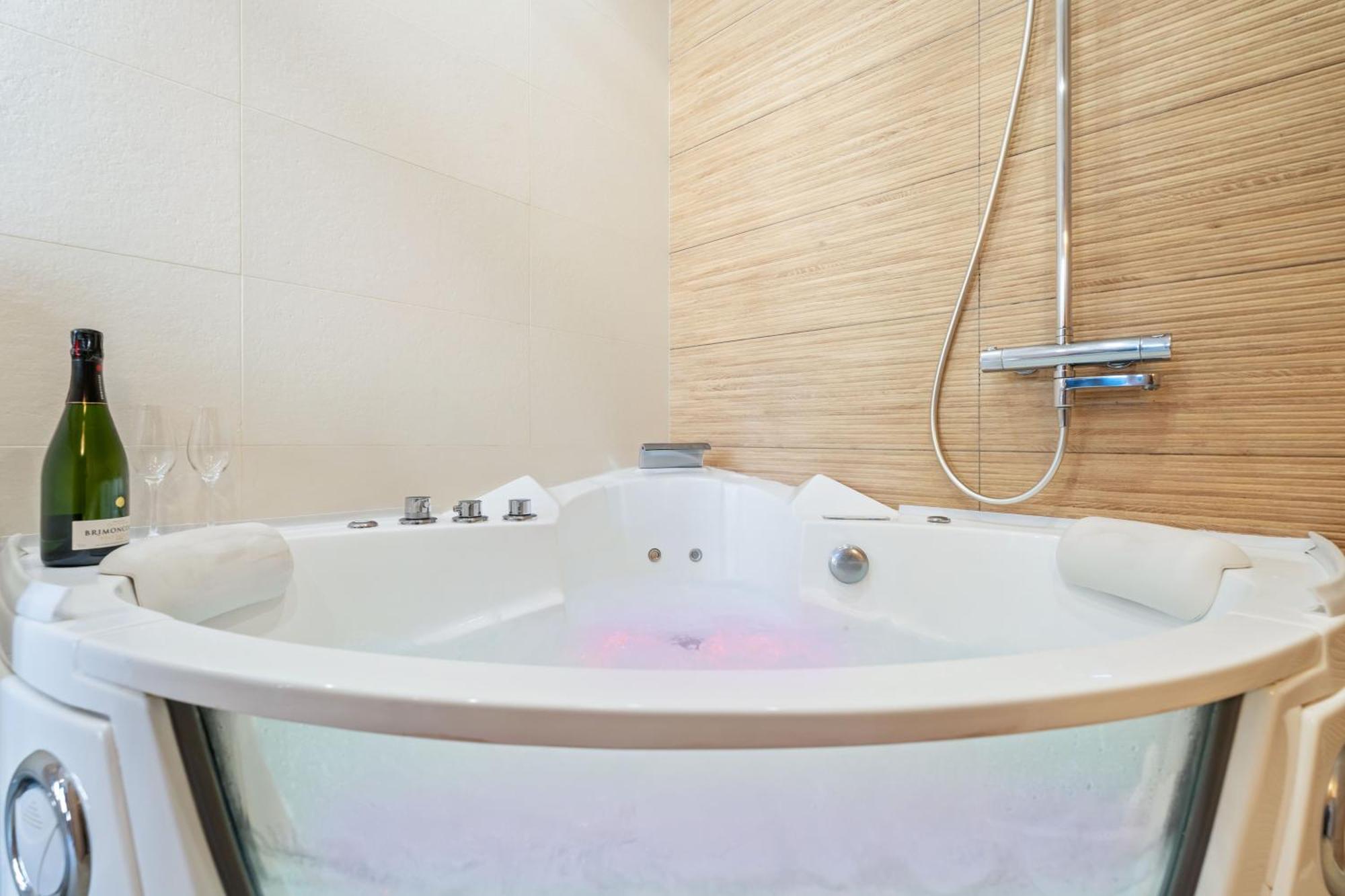 Apartment Renting - Massena - Luxe - Jacuzzi - Terrace - King Bed - Ac Nizza